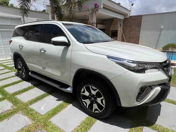 TOYOTA HILUX SW4 2.8 SRX DIAMOND 4X4 7 LUGARES 16V TURBO INTERCOOLER DIESEL 4P AUTOMÁTICO